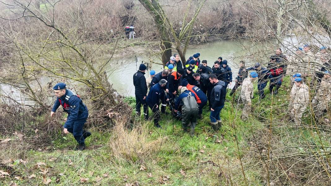 Otomobil çaya uçtu! Cesedi 50 metre ileride bulundu 2